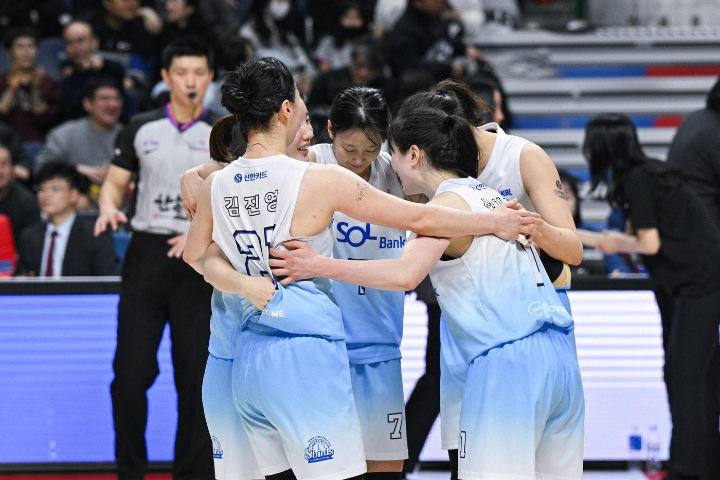 본문 이미지 - 인천 신한은행이 18일 부산 사직체육관에서 열린 2025-26 여자프로농구 부산 BNK전에서 2차 연장 혈투 끝에 85-79로 이겼다. (WKBL 제공)