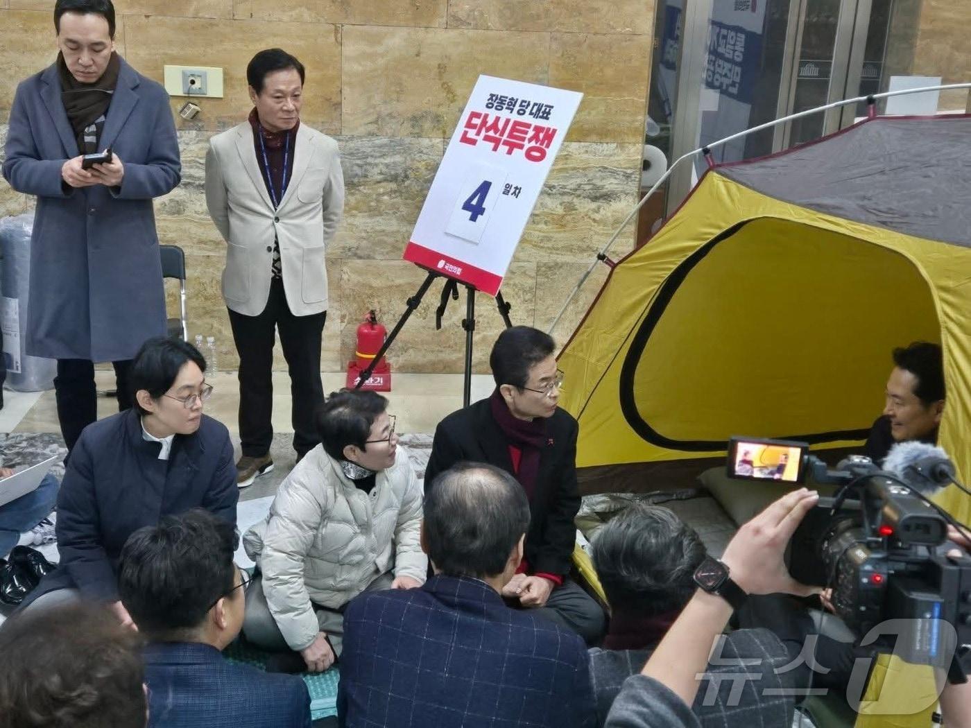 본문 이미지 - 이철우 경북지사는 18일 오후 5시 단식 4일째인 장동혁 국민의힘 대표를 찾아 응원과 격려를 전했다. /뉴스1