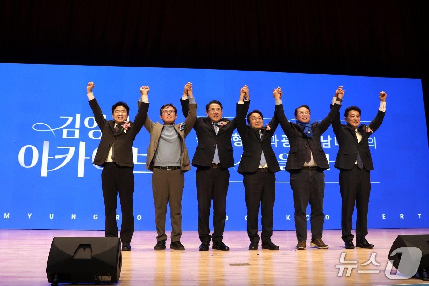 본문 이미지 - 18일 오후 나주 한국에너지공대 대강당에서 열린 '김영록의 진심 정치 북콘서트'에서 김영록 전남도지사, 강기정 광주광역시장, 문금주·안도걸 국회의원, 김태균 전남도의회 의장, 김대중 전남도교육감이 광주·전남 대통합을 기원하며 만세를 부르고 있다. 2026.1.18