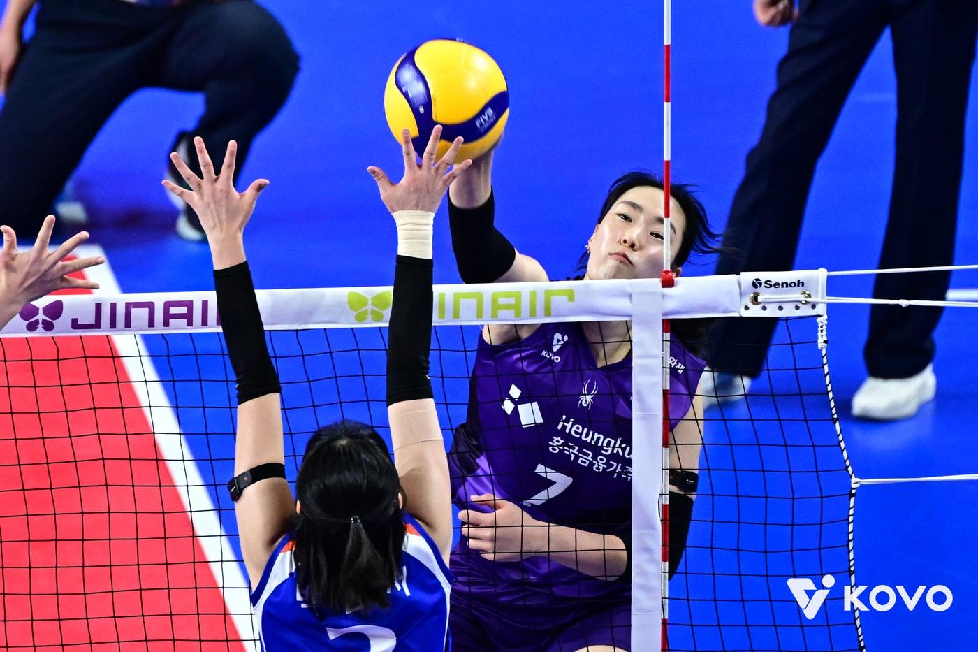 본문 이미지 - 흥국생명은 18일 화성종합경기타운 실내체육관에서 열린 2025-26 V리그 여자부 4라운드 IBK기업은행전에서 3-2로 승리했다. 사진은 마지막 5세트에서 활약한 최은지. (KOVO 제공)