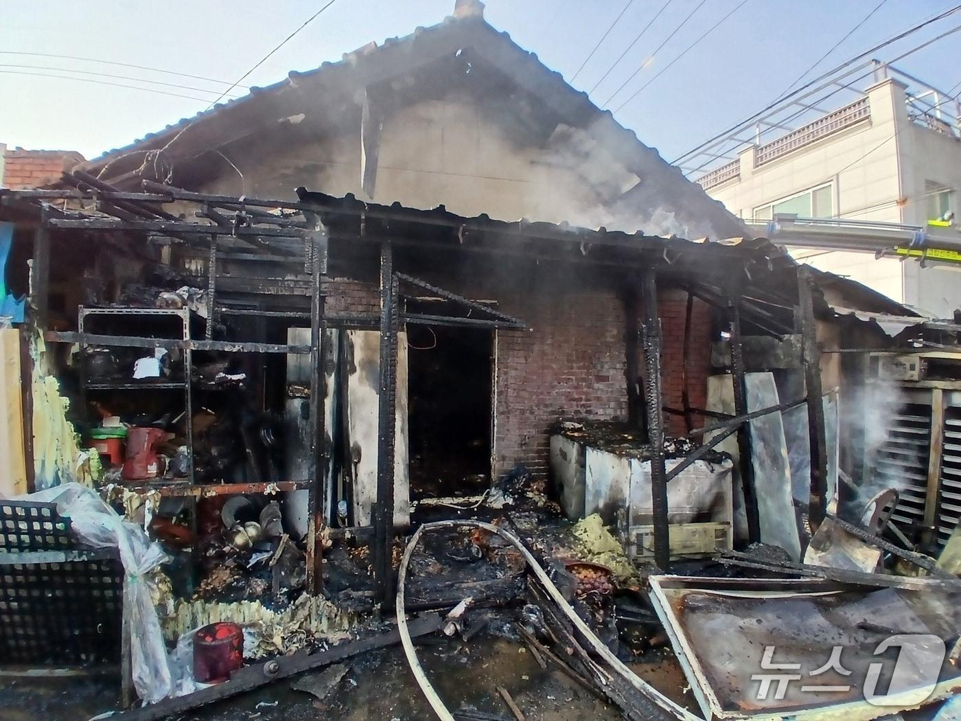 본문 이미지 - 화재 현장 모습.(전북소방 제공. 재판매 및 DB 금지)