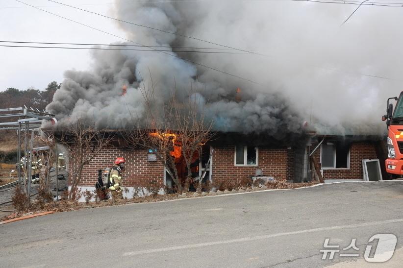 본문 이미지 - 아산 선장면 주택 화재 현장. (아산소방서 제공, 재판매 및 DB금지) / 뉴스1 