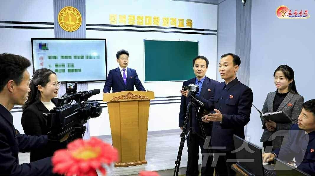 본문 이미지 - (평양 노동신문=뉴스1) = 북한 노동당 기관지 노동신문은 19일 "평북공업대학에서 원격교육체계를 개선하기 위해 노력하고 있다＂고 선전했다. [국내에서만 사용가능. 재배포 금지. DB 금지. For Use Only in the Republic of Korea. Redistribution Prohibited] rodongphoto@news1.kr