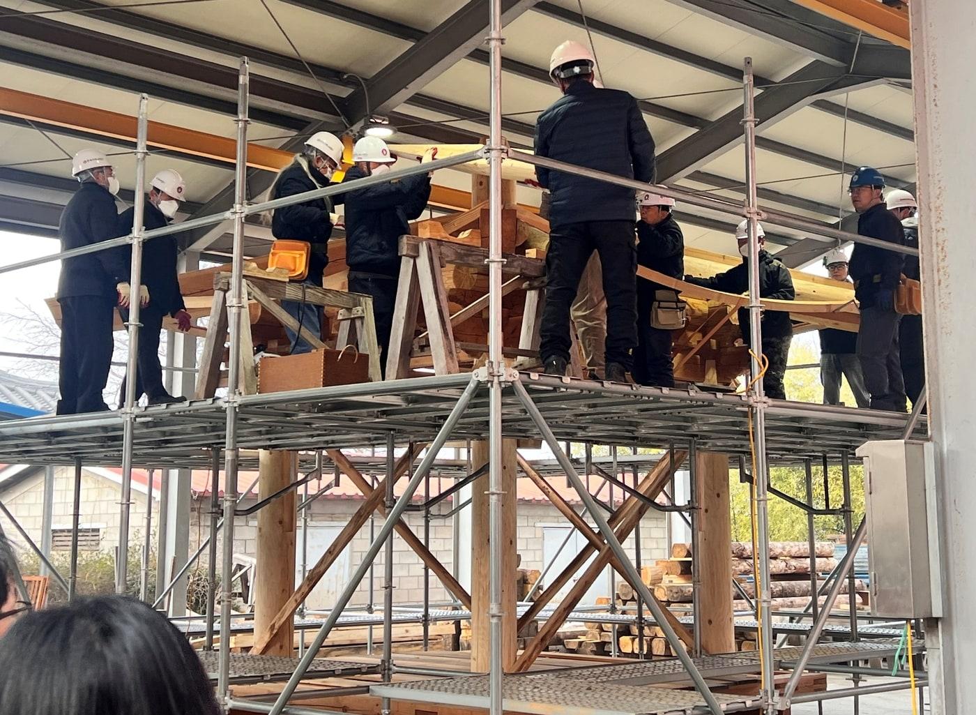 본문 이미지 -  전북대학교 고창 한옥 특성화 캠퍼스에서 교육생들이 한옥 정자 지붕을 만들고 있다. /뉴스1 ⓒ News1 신현우 기자 