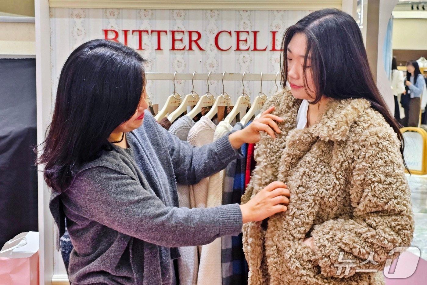 본문 이미지 - 신세계백화점 센텀시티를 방문한 고객들이 비터셀즈 의상을 착용해 보고 있다.(신세계 센텀시티 제공. 재판매 및 DB 금지)