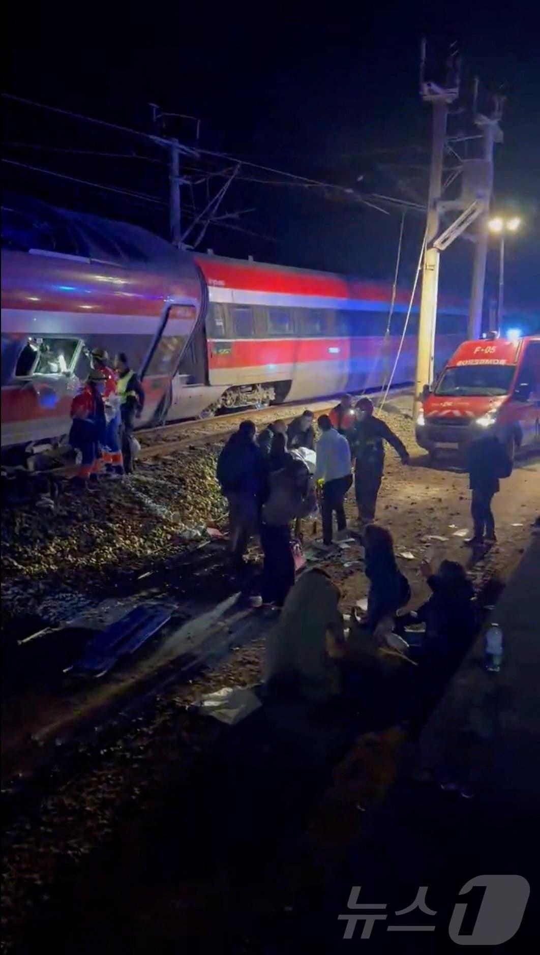 본문 이미지 -  18일(현지시간) 스페인 남부 코르도바주 아다무스에서 발생한 고속열차 탈선 사고 현장에서 구조대원들이 잔해를 수색하고 있다. 2026.1.18 ⓒ 로이터=뉴스1