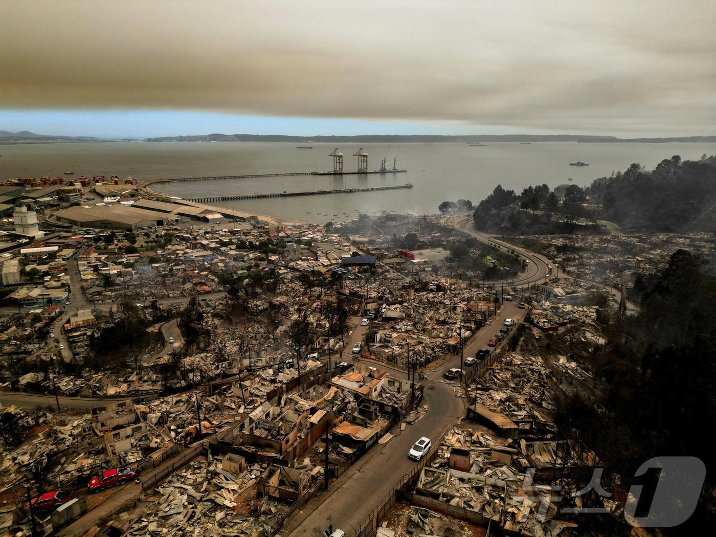 본문 이미지 - 18일(현지시간) 산불로 긴급 대피가 이뤄진 칠레 비오비오주의 중심 도시 콘셉시온 전경. 2026. 01. 18. ⓒ 로이터=뉴스1 ⓒ News1 양은하 기자