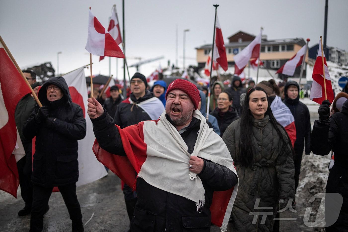 본문 이미지 - 그린란드 시민들이 17일(현지시간) 수도 누크에 있는 미국 영사관 앞에서 미국 도널드 트럼프 대통령의 그린란드 병합시도에 항의하는 시위를 벌이고 있다. ⓒ 로이터=뉴스1 