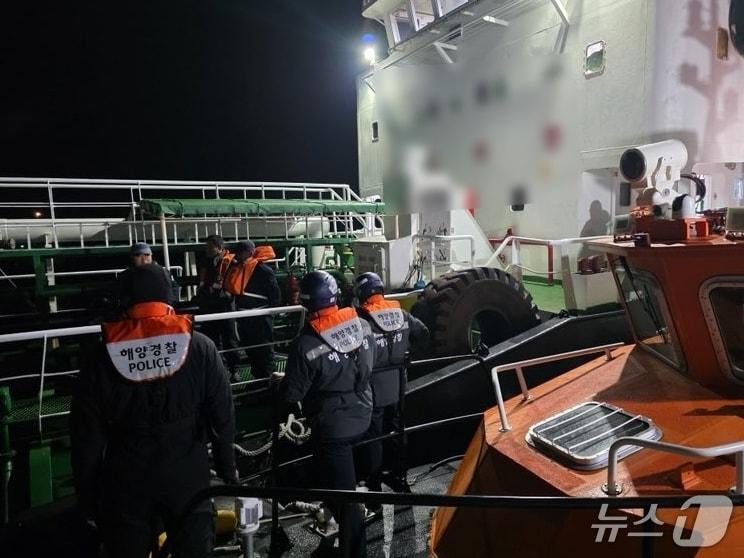 본문 이미지 - 사천해경의 승선원 구조 장면(사천해경 제공. 재판매 및 DB금지).