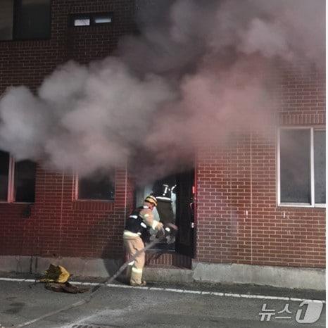 본문 이미지 - 19일 0시9분쯤 경북 경주시 동천동의 한 다세대주택에서 불이나 소방 당국이 진화하고 있다.(경북소방본부 제공. 재판매 및 DB 금지)2026.1.19/뉴스1