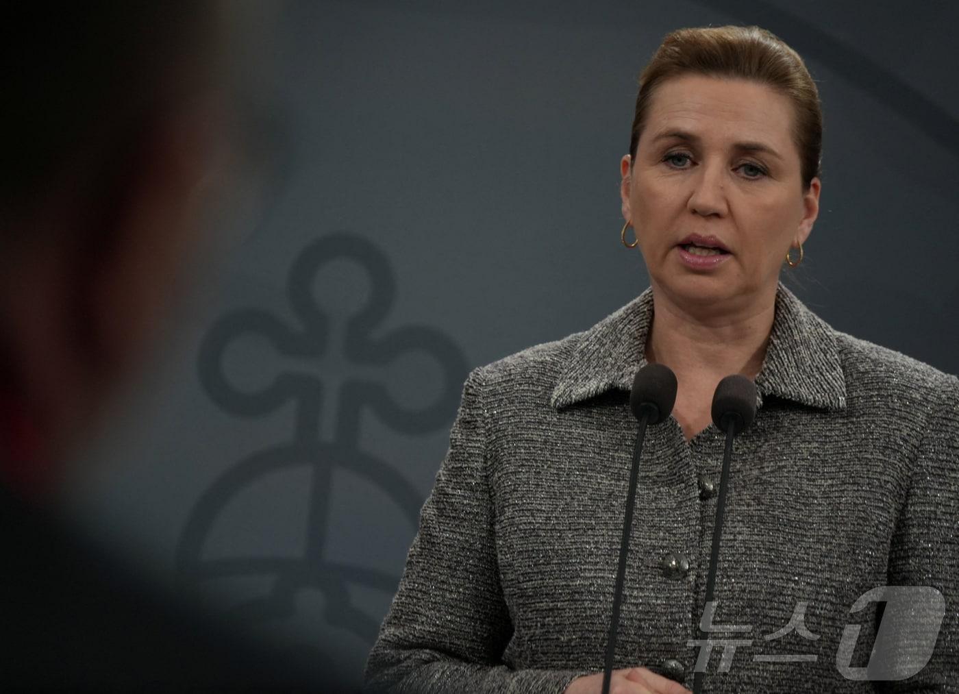 본문 이미지 - 메테 프레데릭센 덴마크 총리가 13일(현지시간) 덴마크 코펜하겐에서 열린 기자회견에서 발언하고 있다. 2025.1.13./뉴스1 ⓒ 로이터=뉴스1 ⓒ News1 이창규 기자