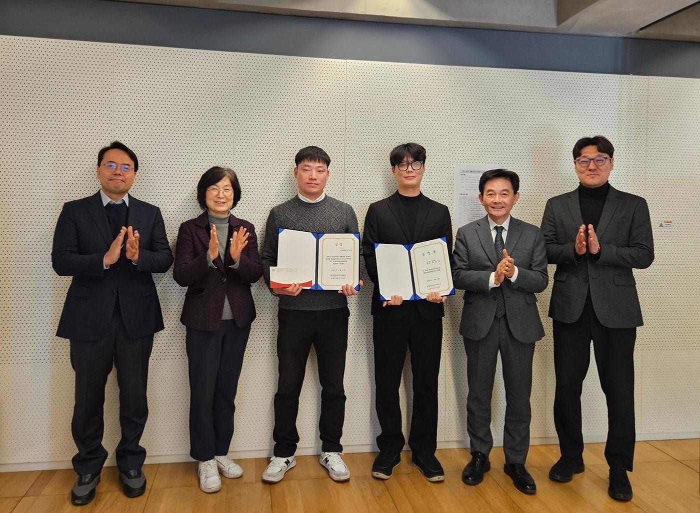 본문 이미지 - 지난 5일 ‘2025년 준법실천 우수자’로 선정된 이수민 남양유업 부산센터 과장(왼쪽에서 세번째), ‘2026년 준법지원실천담당자’ 대표로 임명장을 받은 장종진 남양유업 브랜드팀 과장(오른쪽에서 세번째) 등이 기념 촬영을 하고 있다.(남양유업 제공)