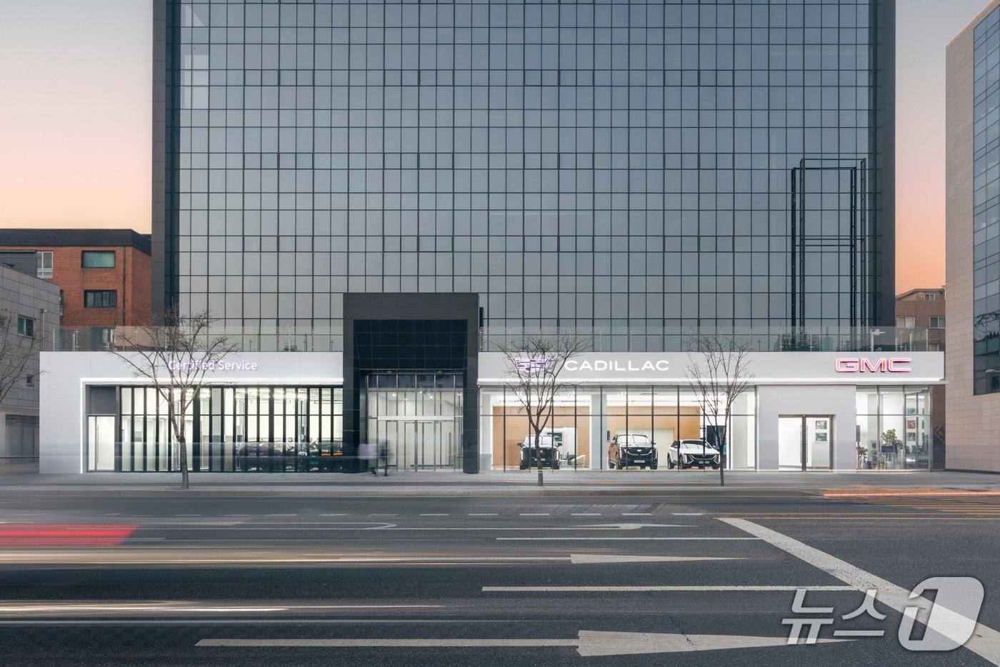 본문 이미지 -  캐딜락&GMC, '송파 전시장' 외관 전경. 