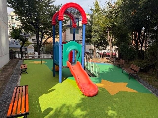 본문 이미지 - 명륜아남2차아파트 어린이놀이터 유지보수(종로구 제공)
