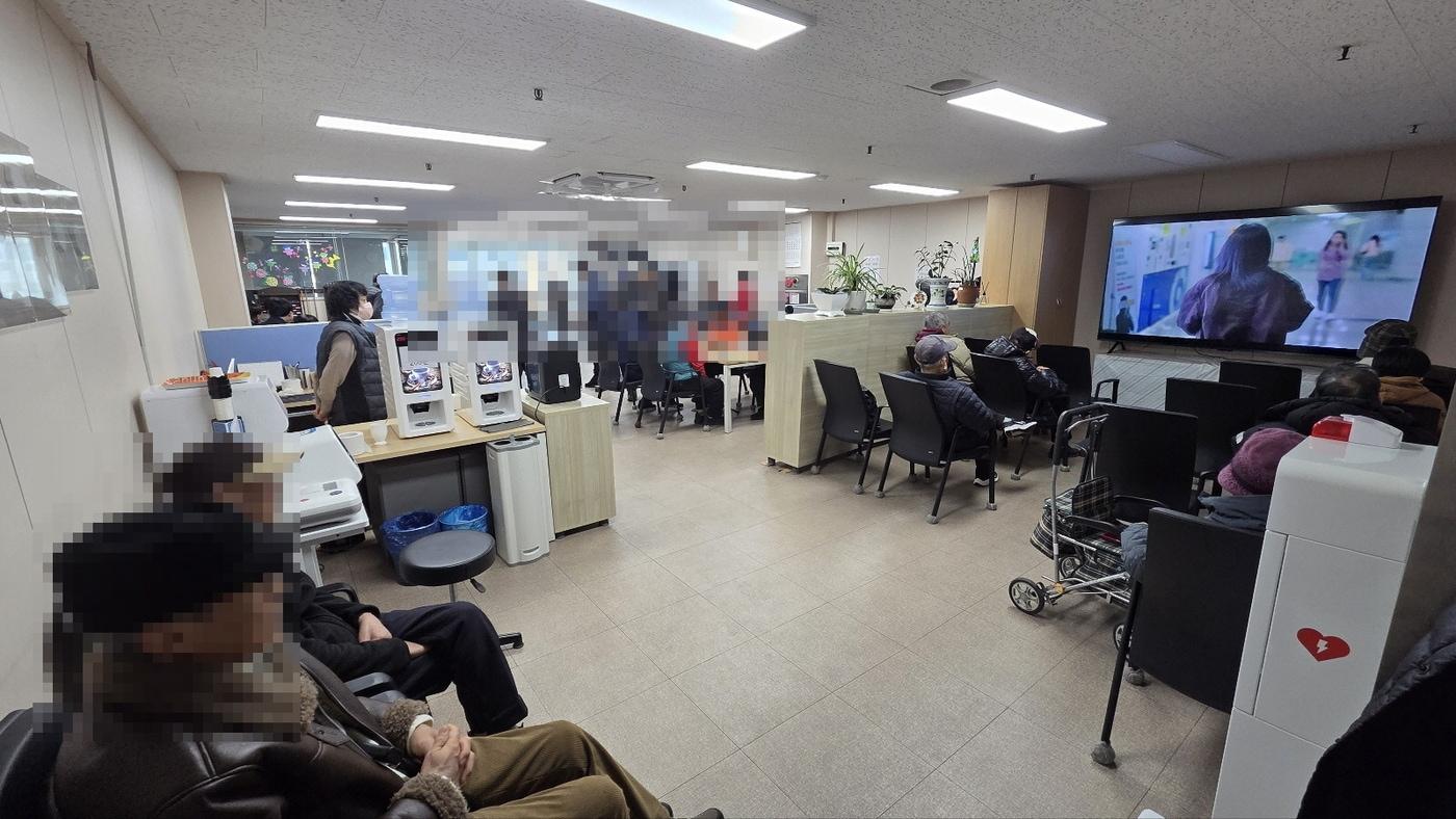 본문 이미지 - 도봉구 지체장애인 전용 쉼터를 이용 중인 구민들(도봉구 제공)