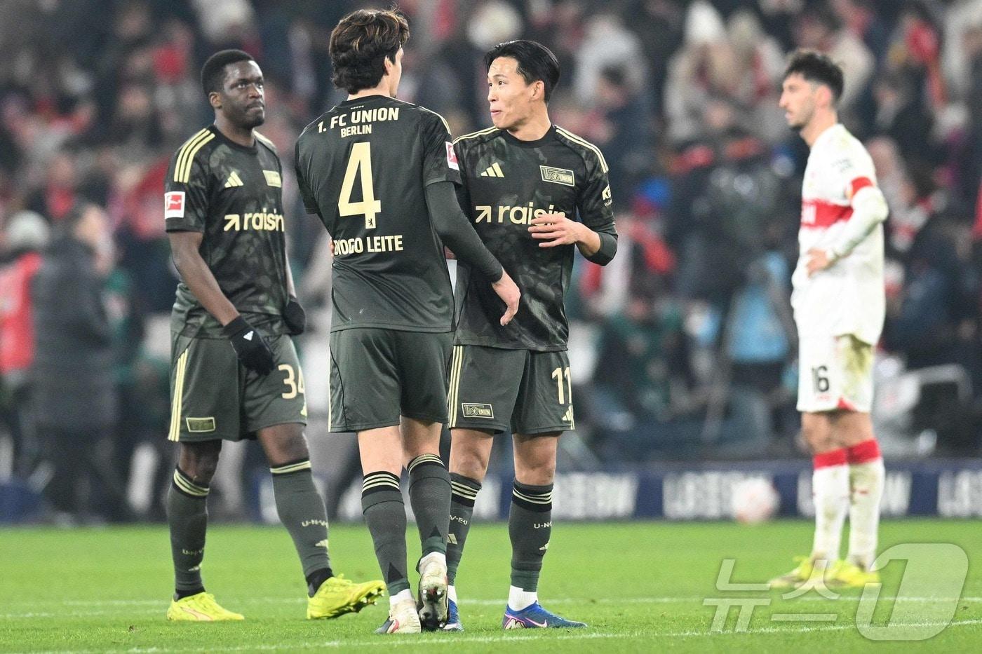 본문 이미지 - 독일 분데스리가의 정우영(가운데) ⓒ AFP=뉴스1