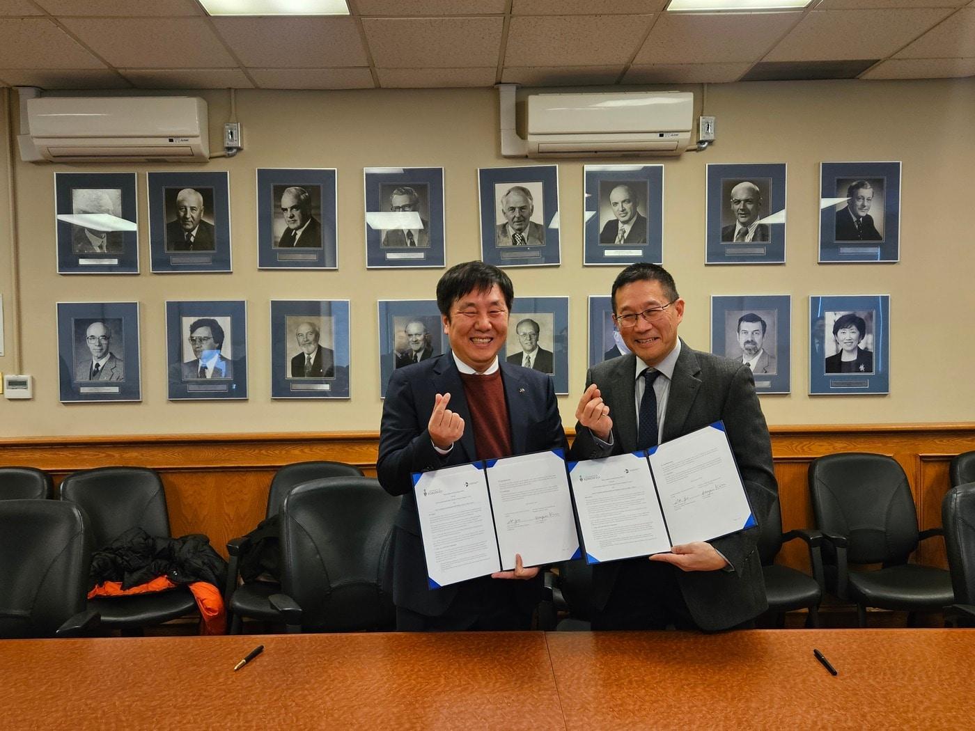 본문 이미지 - 김영신 기정원장(왼쪽)과 토론토대학교 Chris Yip 공과대학 학장이 업무협약 체결 기념사진을 찍고 있다. (기정원 제공)