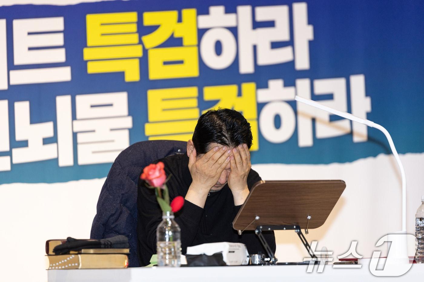 본문 이미지 - 더불어민주당의 통일교 및 공천뇌물 특검 수용을 촉구하며 5일째 단식을 이어가고 있는 장동혁 국민의힘 대표가 19일 서울 여의도 국회 로텐더홀에서 마른세수를 하고 있다. 2026.1.19/뉴스1 ⓒ News1 이승배 기자