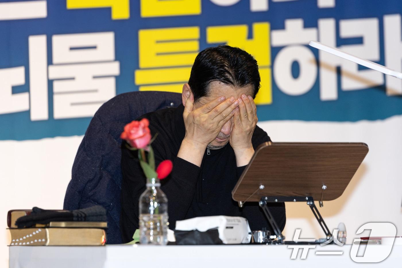 본문 이미지 - 더불어민주당의 통일교 및 공천뇌물 특검 수용을 촉구하며 5일째 단식을 이어가고 있는 장동혁 국민의힘 대표가 19일 서울 여의도 국회 로텐더홀에서 마른세수를 하고 있다. 그 옆에는 17일부터 함께 하고 있는 장미. 2026.1.19/뉴스1 ⓒ News1 이승배 기자