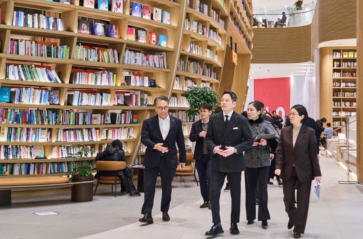 본문 이미지 - 정용진 신세계그룹 회장이 지난 16일 경기 파주시 운정신도시의 '스타필드 빌리지 운정'에서 두 번째 현장 경영에 나섰다. (신세계그룹 제공)