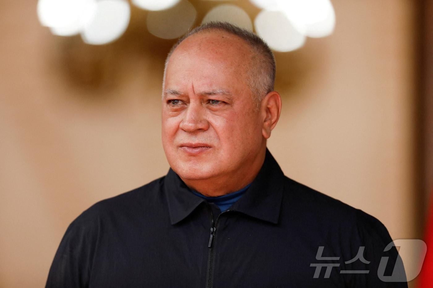 본문 이미지 - 베네수엘라 내무장관 디오스다도 카베요가 2026년 1월 14일 카라카스 미라플로레스 궁에서 열린 기자회견에 참석하고 있다. 2026.01.14.<자료사진> ⓒ 로이터=뉴스1