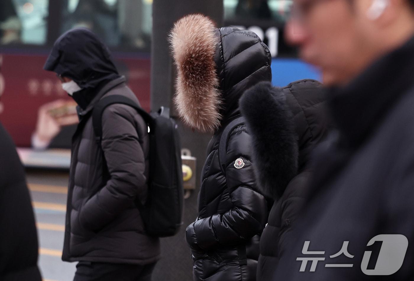 본문 이미지 - 절기상 대한(大寒)을 하루 앞둔 19일 오전 서울 세종대로 광화문역 네거리에서 시민들이 발걸음을 옮기고 있다. 2026.1.19/뉴스1 ⓒ News1 구윤성 기자
