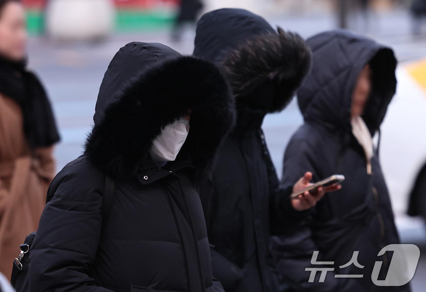 본문 이미지 - 절기상 대한(大寒)을 하루 앞둔 19일 오전 서울 세종대로 광화문역 네거리에서 시민들이 발걸음을 옮기고 있다. 2026.1.19/뉴스1 ⓒ News1 구윤성 기자