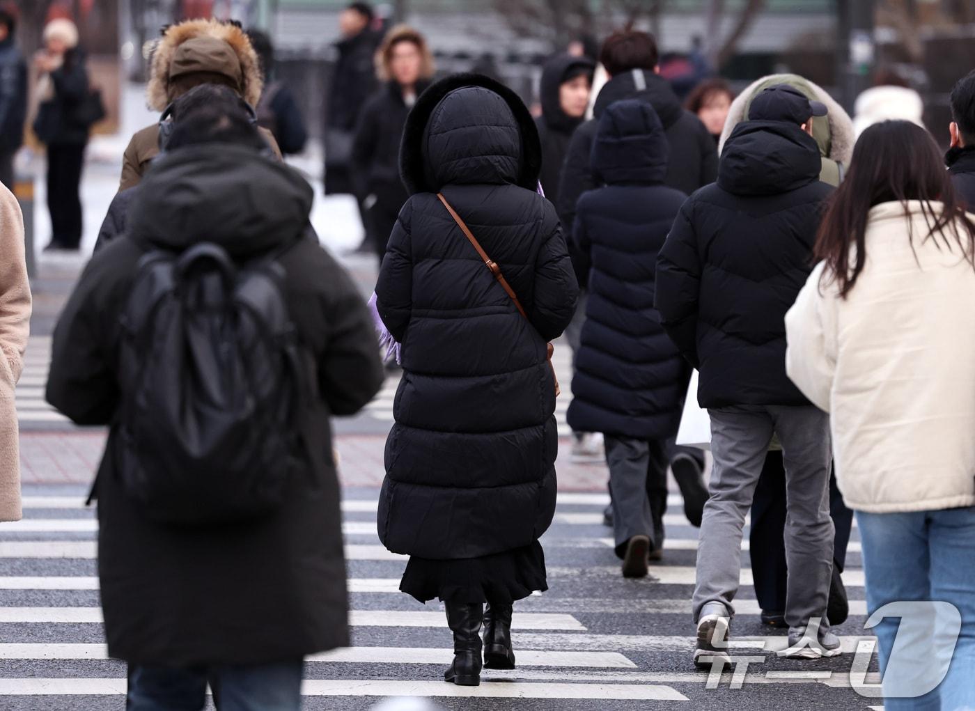 본문 이미지 - 시민들이 발걸음을 옮기고 있다. 2026.1.19/뉴스1 ⓒ News1 구윤성 기자