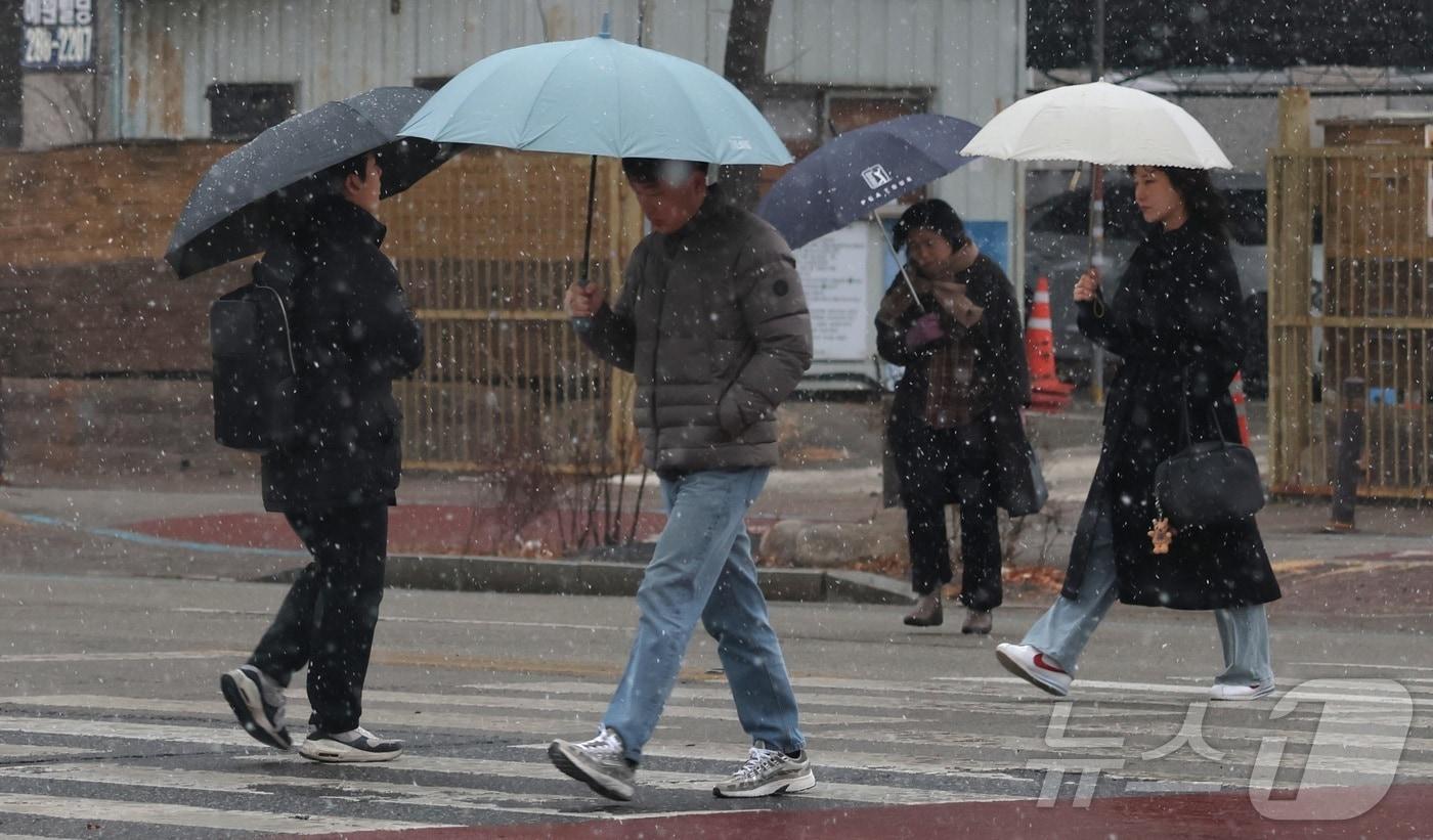 본문 이미지 - 전북 전주시 기린대로에서 우산을 쓴 시민들이 발걸음을 옮기고 있다. 2026.1.19/뉴스1 ⓒ News1 유경석 기자