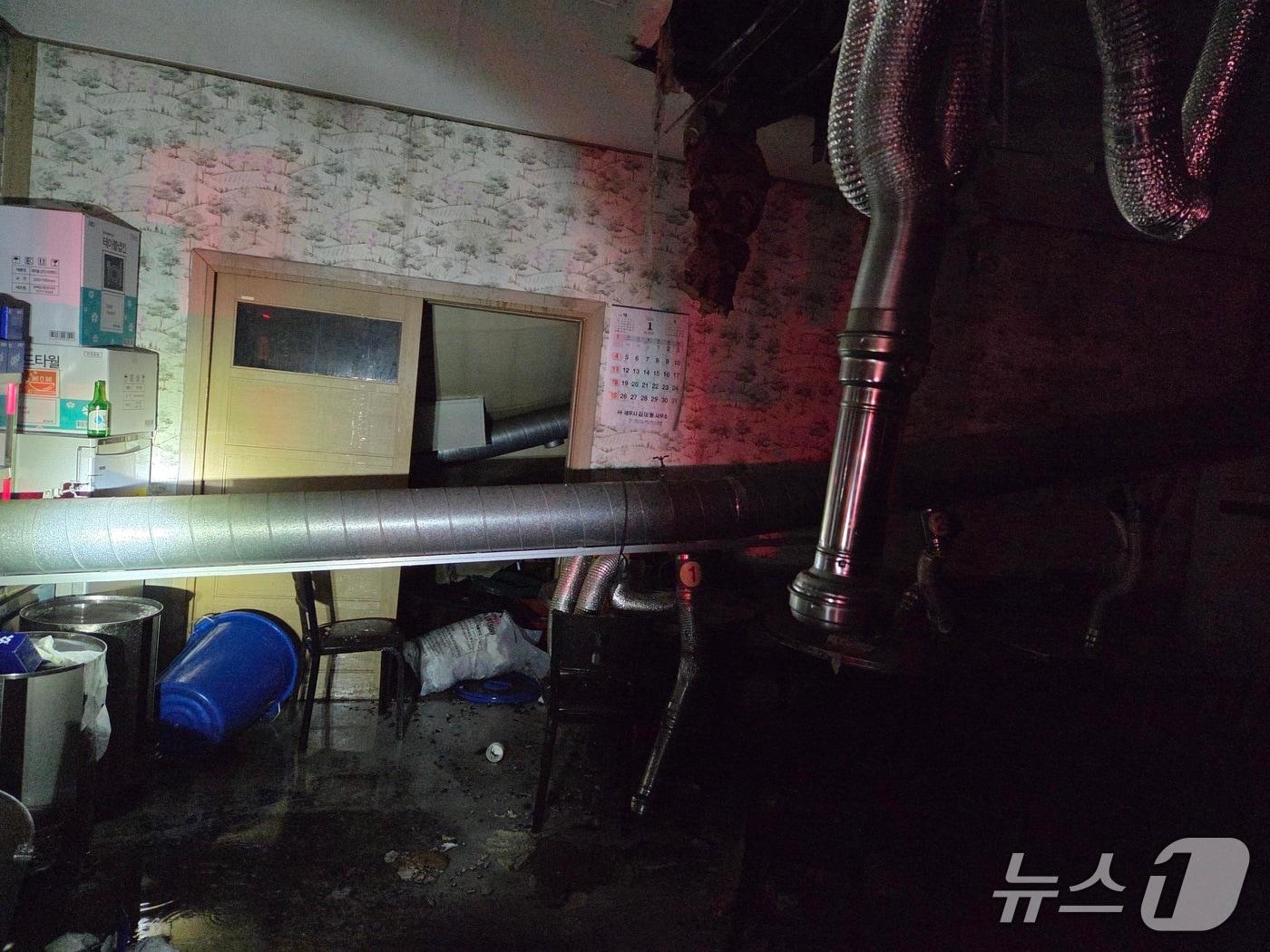 본문 이미지 -  서산 동문동 음식점 화재 현장. (서산소방서 제공, 재판매 및 DB금지) / 뉴스1