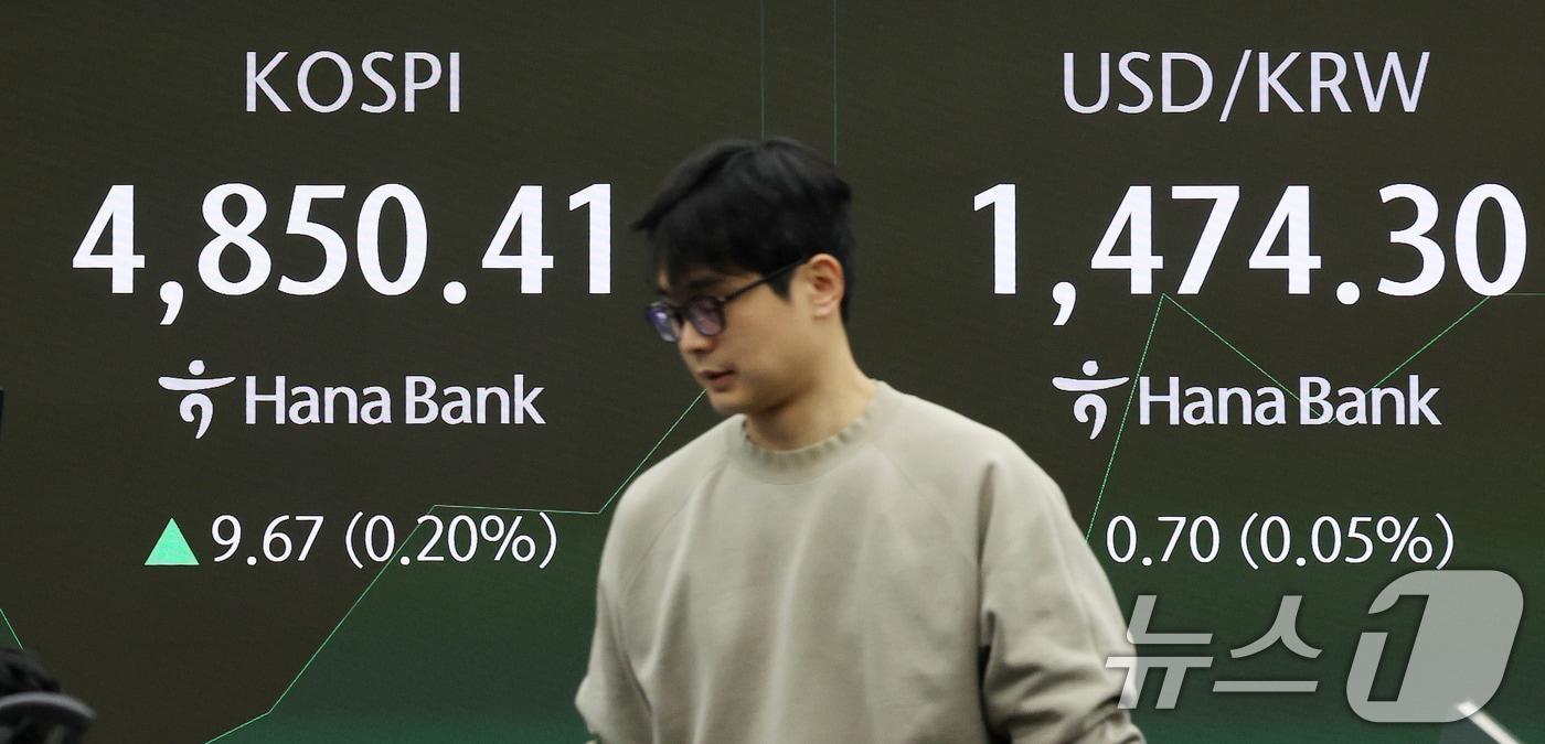본문 이미지 - 하락 출발했던 코스피가 장 초반 상승 전환한 19일 서울 중구 하나은행 본점 딜링룸 전광판에 코스피 지수가 나타나고 있다. 2026.1.19/뉴스1 ⓒ News1 박지혜 기자