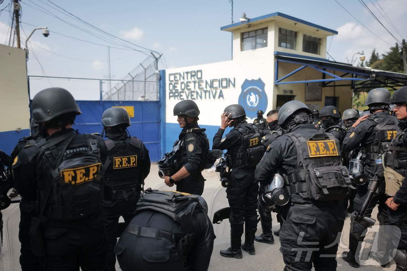 본문 이미지 - 18일(현지시간) 과테말라 수도 과테말라시티의 예방적 구금 센터 입구에서 과테말라 경찰 특수부대가 경비를 서고 있다. 이날 과테말라 정부는 한 갱단의 두목을 보안 등급이 낮은 교도소로 이송하는 것을 거부하자 이 갱단이 교도소를 점령하고 8명의 경찰관을 살해했다고 밝혔다. 2026.01.18 ⓒ AFP=뉴스1 ⓒ News1 김지완 기자
