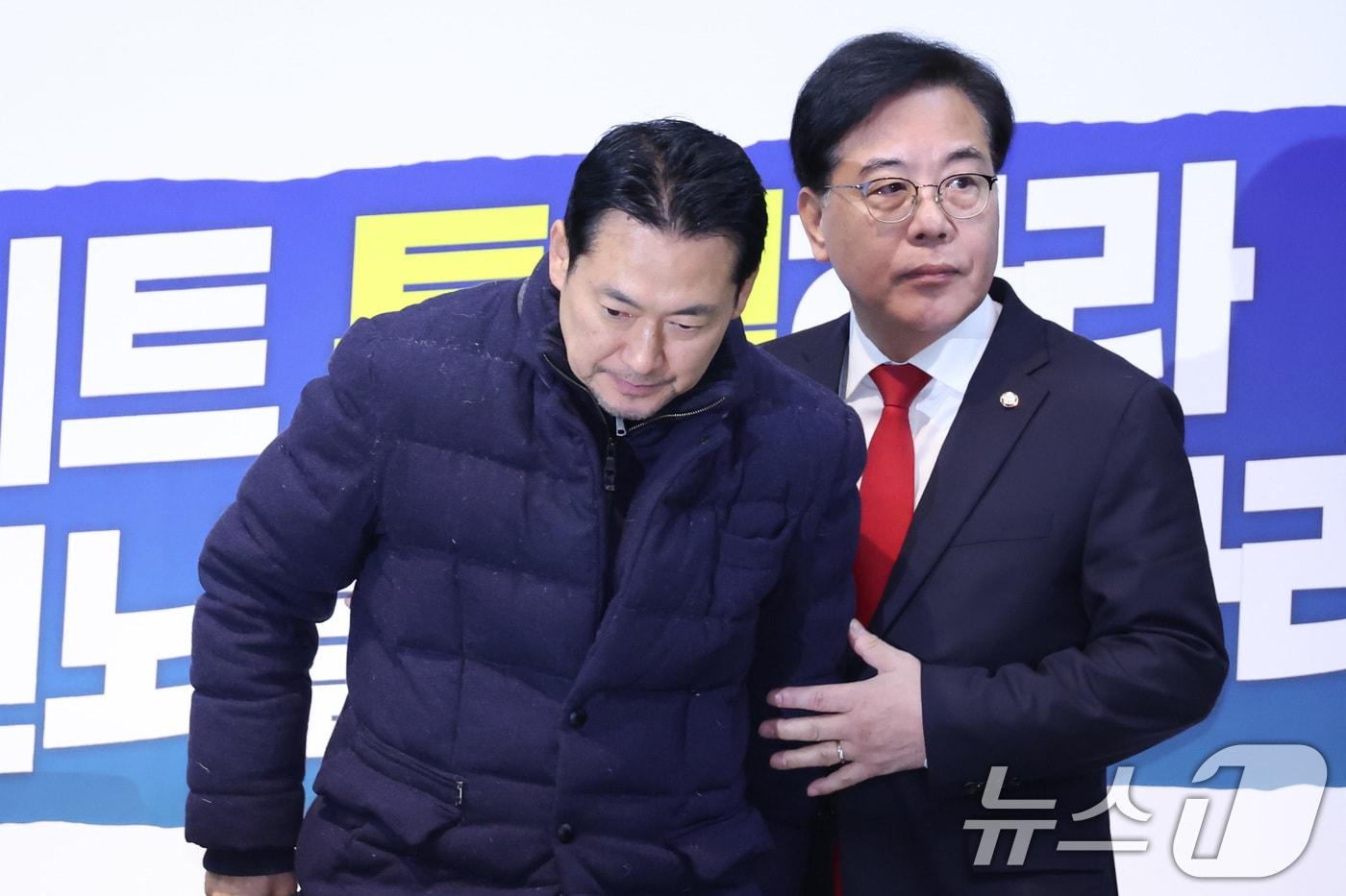 본문 이미지 - 장동혁 국민의힘 대표와 송언석 원내대표가 19일 서울 여의도 국회 로텐더홀에서 열린 최고위원회의에 참석하고 있다. 2026.1.19/뉴스1 ⓒ News1 신웅수 기자