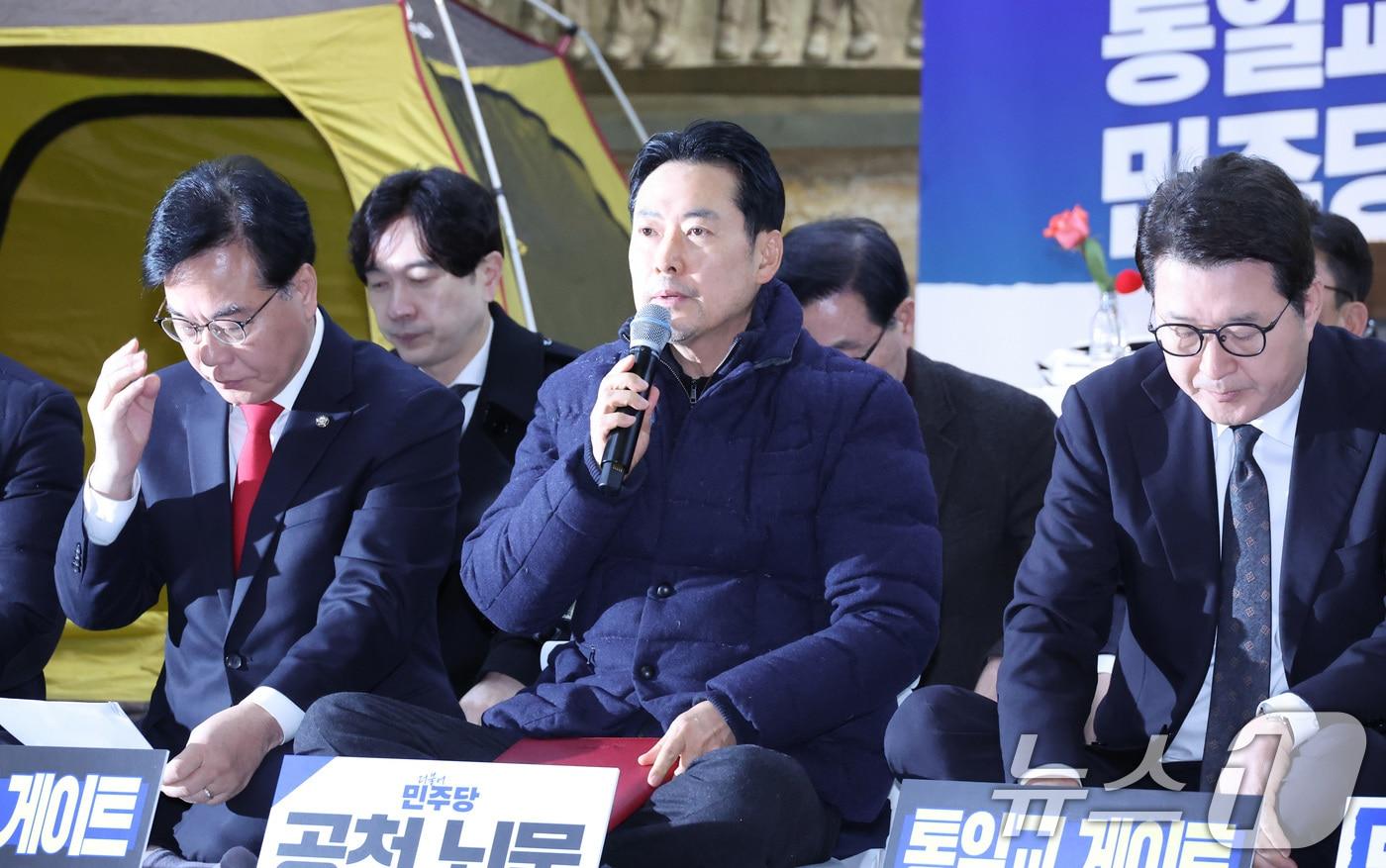 본문 이미지 - 장동혁 국민의힘 대표가 19일 서울 여의도 국회 로텐더홀에서 열린 최고위원회의에서 발언하고 있다. 2026.1.19/뉴스1 ⓒ News1 신웅수 기자