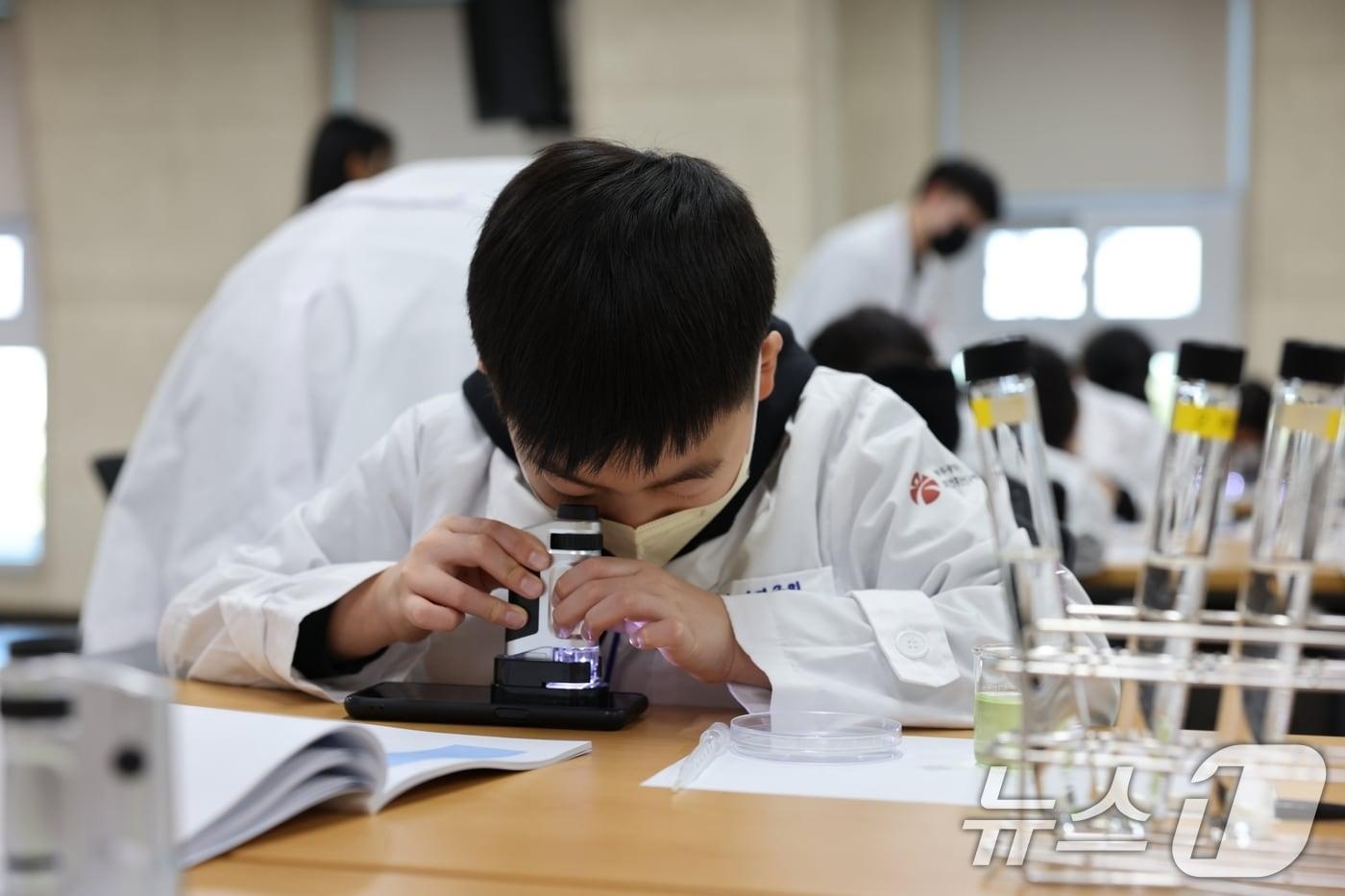 본문 이미지 - 광주보건환경연구원 어린이 과학 자료사진. (광주광역시 제공. 재판매 및 DB 금지) 2026.1.19/뉴스1 
