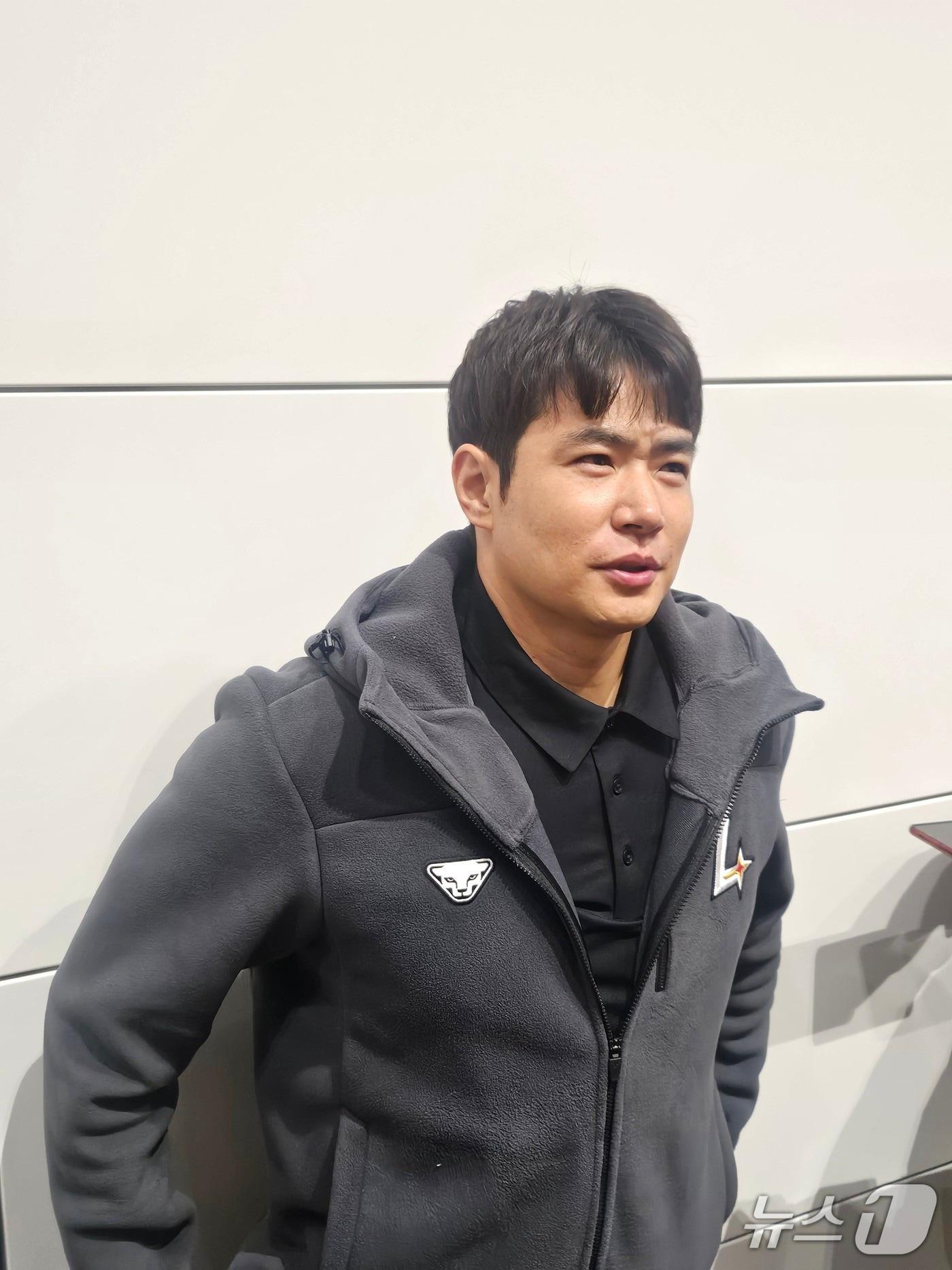 본문 이미지 - SSG 랜더스 김재환이 19일 인천국제공항에서 스프링캠프 출국 전 취재진과 인터뷰하고 있다. ⓒ News1 권혁준 기자