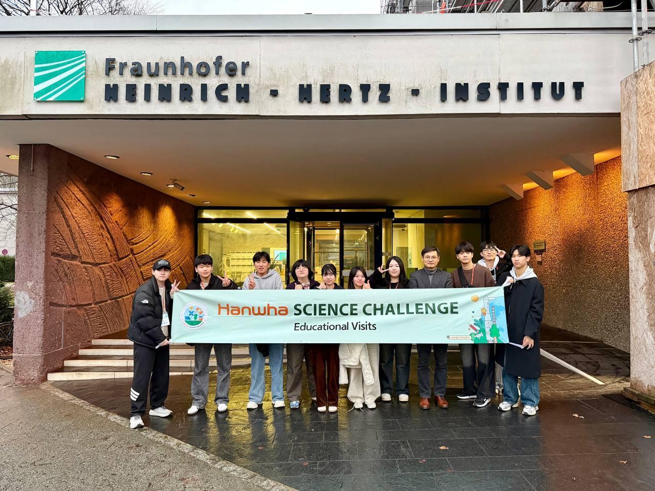 본문 이미지 - 한화사이언스챌린지 수상자들이 독일 프라운호퍼 광통신 연구소에서 기념 사진을 찍고 있다. (한화그룹 제공)