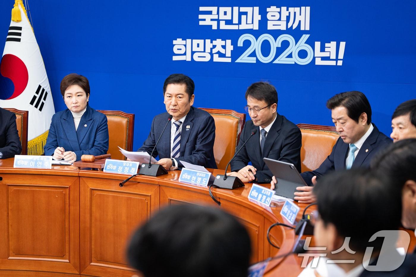 본문 이미지 - 정청래 더불어민주당 대표가 19일 서울 여의도 국회에서 열린 최고위원회의에서 모두 발언을 하고 있다. 2026.1.19/뉴스1 ⓒ News1 유승관 기자