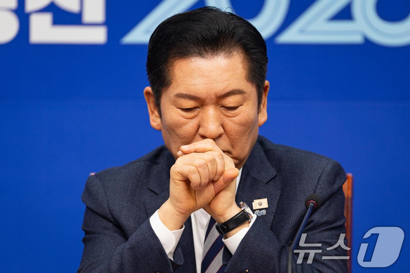 본문 이미지 - 정청래 더불어민주당 대표가 19일 서울 여의도 국회에서 열린 최고위원회의에서 생각에 잠겨 있다. 2026.1.19/뉴스1 ⓒ News1 유승관 기자