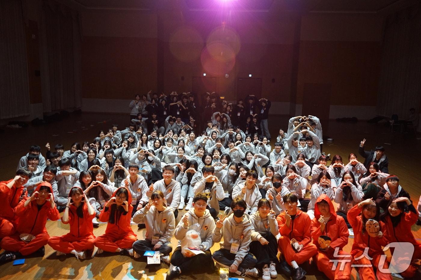 본문 이미지 - 지난해 열린 'UNIST 울주군 과학 멘토링'에 참가한 학생 단체사진.(UNIST 제공. 재판매 및 DB금지)/뉴스1