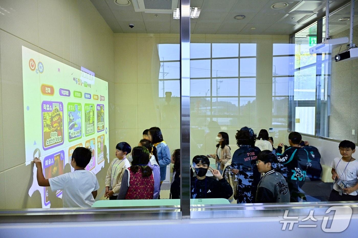 본문 이미지 - 지난해 11월 소야초등학교 학생 속초미디어센터 견학 당시.(속초시 제공, 재판매 및 DB 금지) 2026.1.19/뉴스1