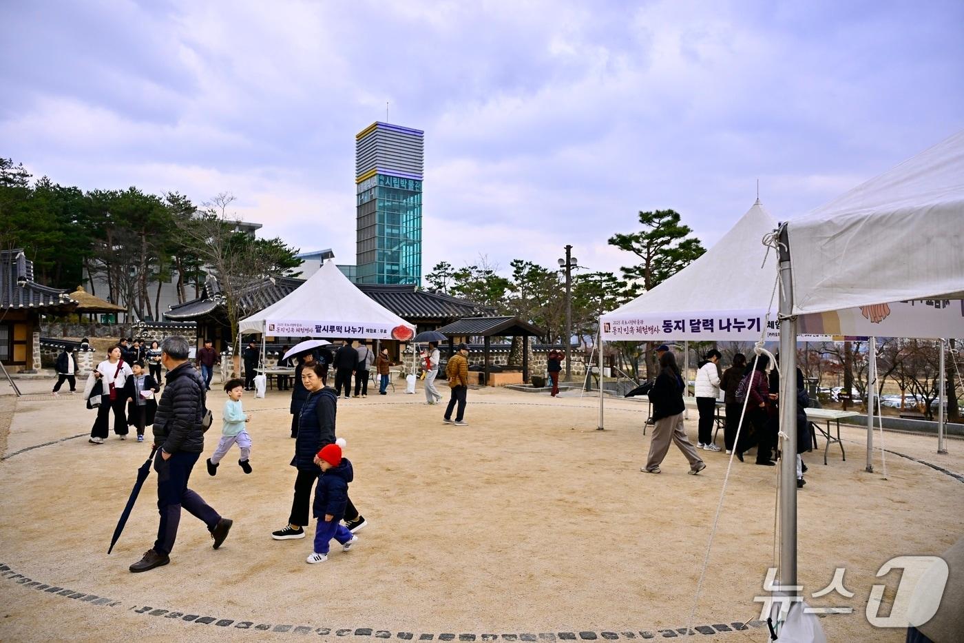 본문 이미지 - 지난해 12월 속초시립박물관 동지 민속 체험 행사 당시.(속초시 제공, 재판매 및 DB 금지) 2026.1.19/뉴스1