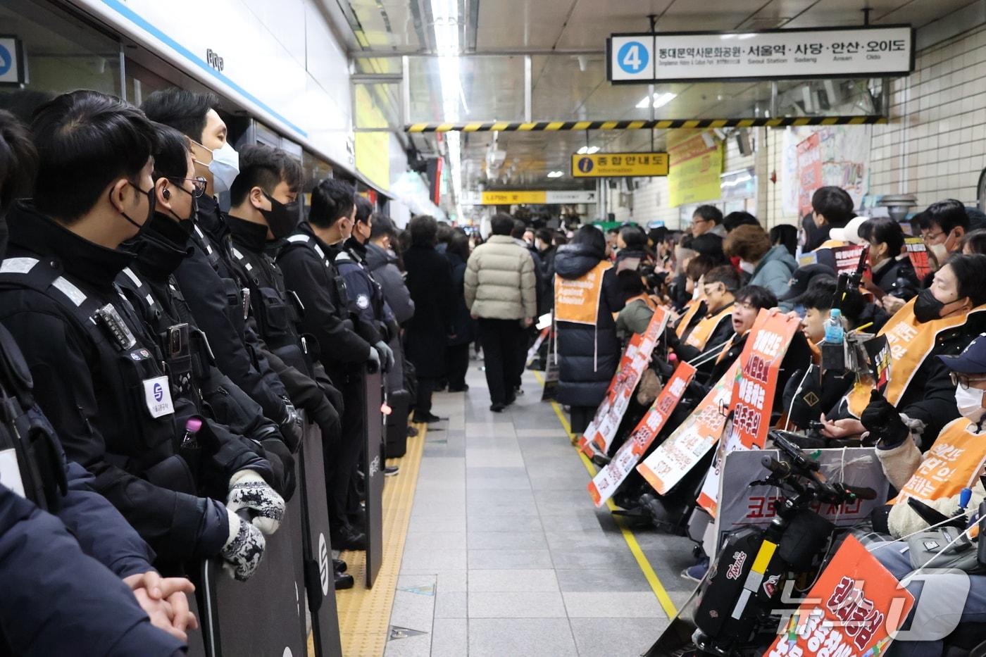 본문 이미지 - 전국장애인차별철폐연대가 서울 종로구 혜화역 승강장에서 지하철 선전전을 벌이고 있다. 2026.1.19/뉴스1 ⓒ News1 권준언 기자
