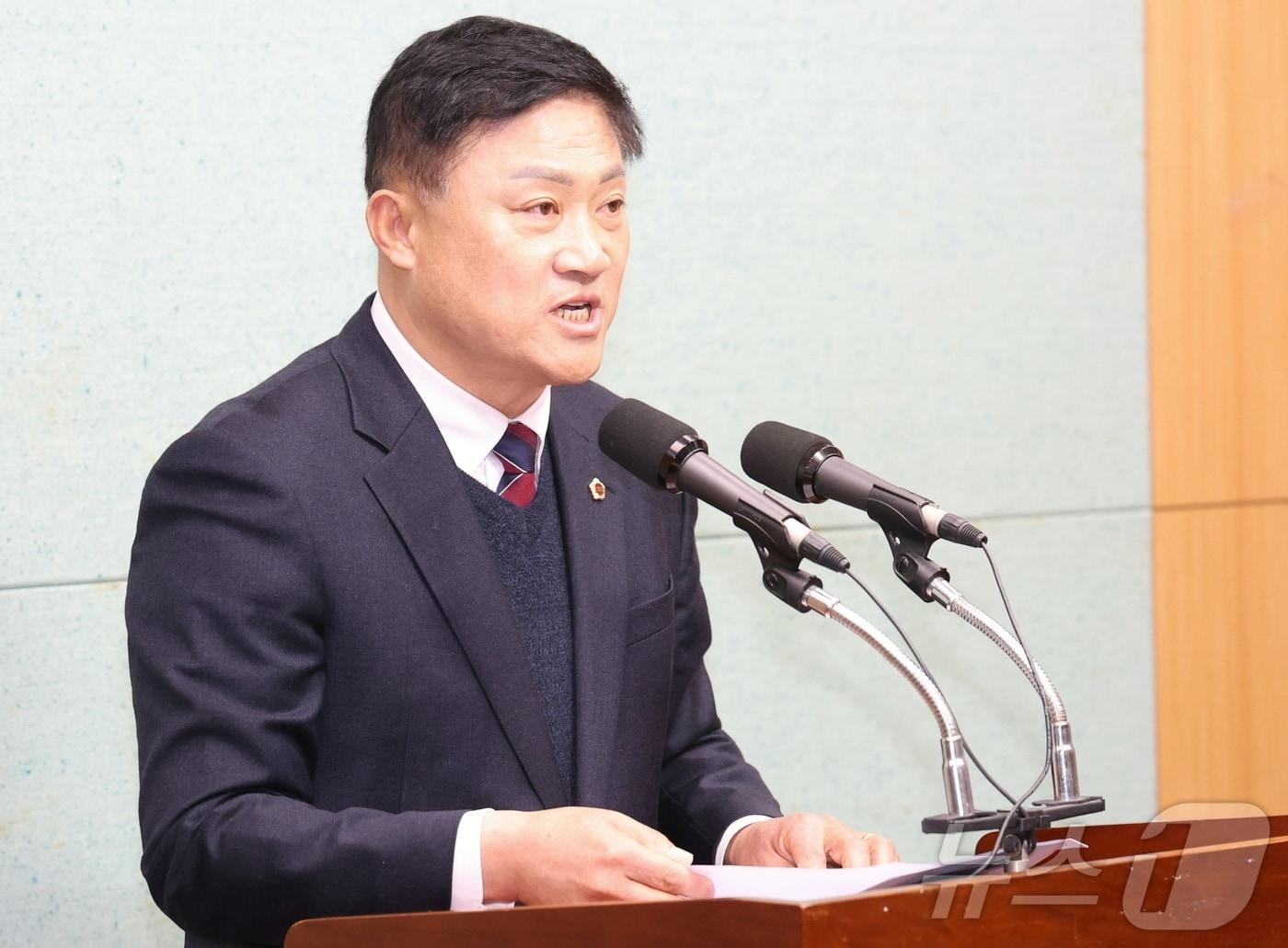 본문 이미지 - 김정기 전북도의원이 19일 전북 전주시 전북특별자치도의회에서 '악성 보도'에 대한 고소 입장 기자회견을 열고 질의에 답변을 하고 있다. 2026.1.19/뉴스1 ⓒ News1 유경석 기자