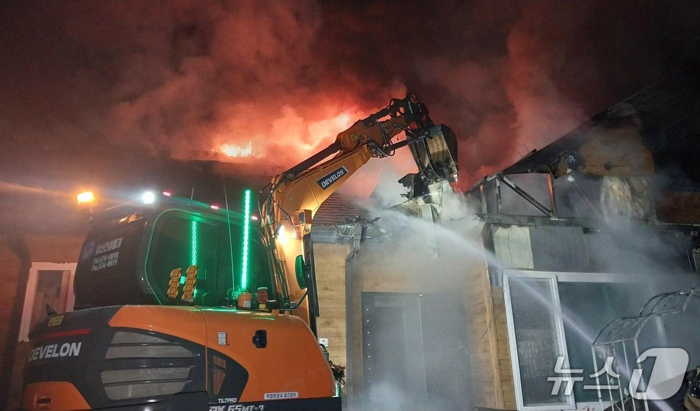 본문 이미지 - 주택 화재를 진압하기 위해 동원된 굴착기.(경남소방본부 제공. 재판매 및 DB금지)