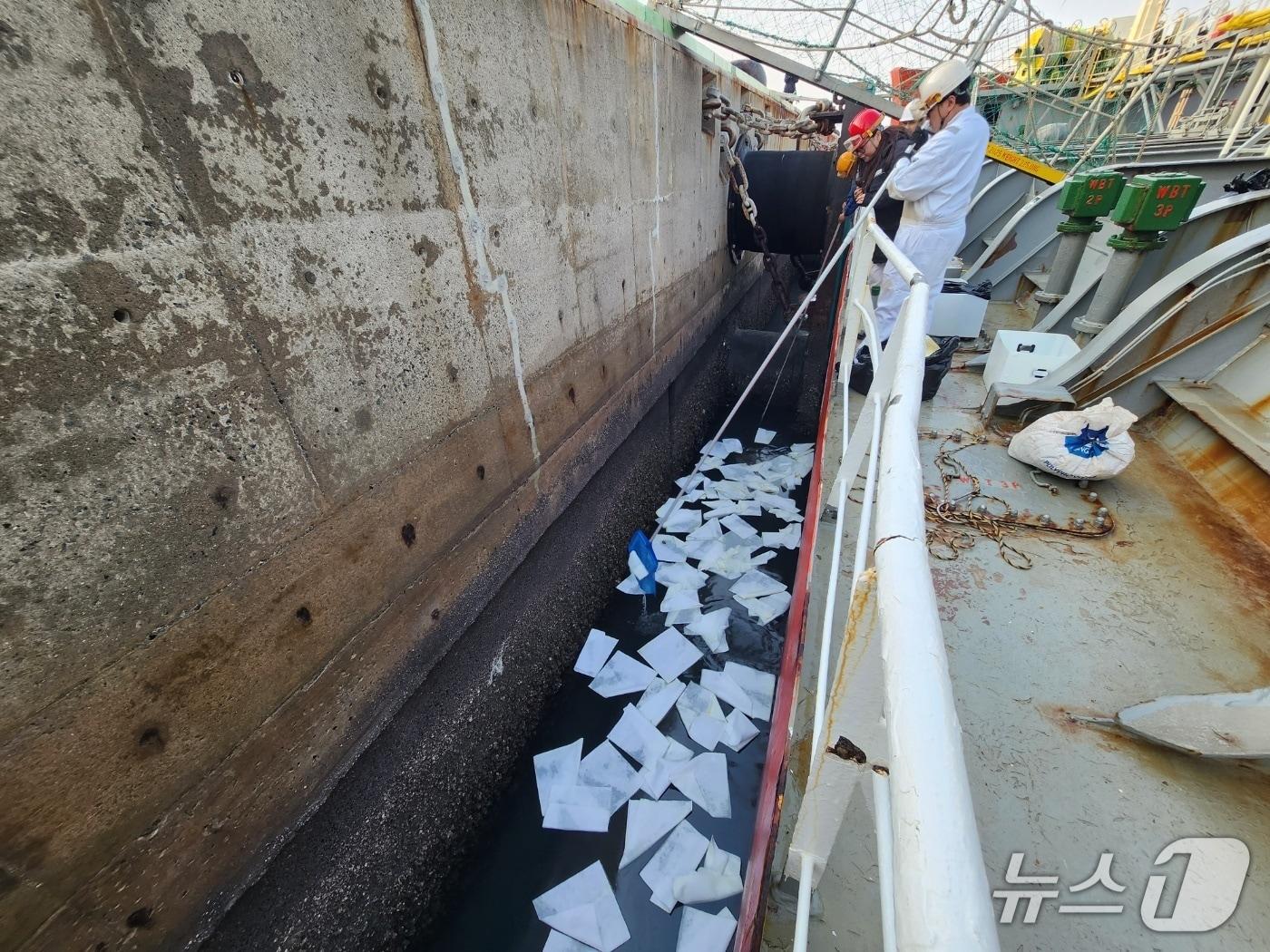 본문 이미지 - 여수해경이 전남 여수 사포1부두에서 방제 작업을 하고 있다.(여수해경 제공. 재판매 및 DB 금지) 2026.1.19