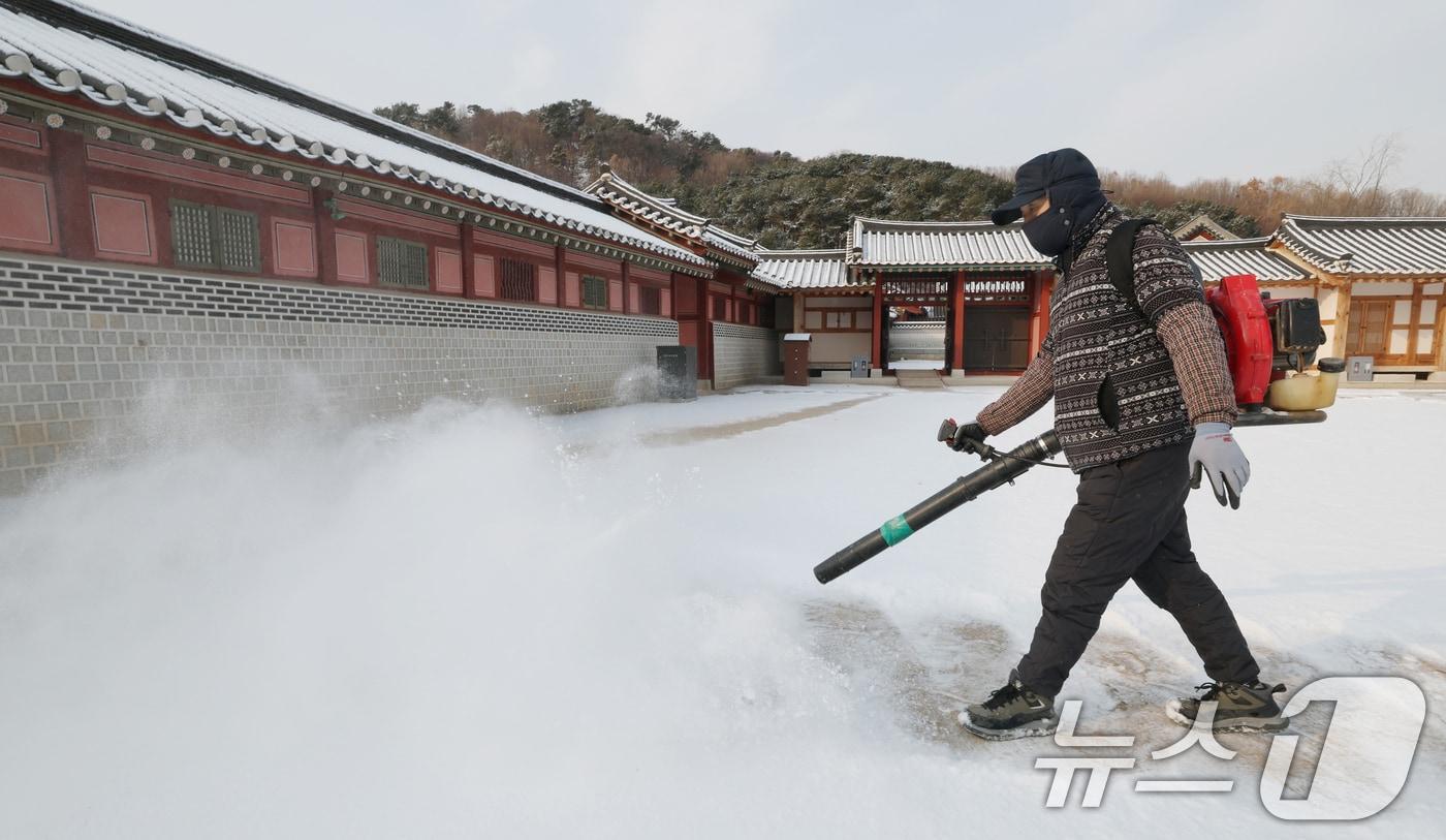 본문 이미지 - 간밤에 눈이 내린 19일 경기 수원시 팔달구 화성행궁에서 관계자가 제설작업을 하고 있다. ⓒ News1 김영운 기자