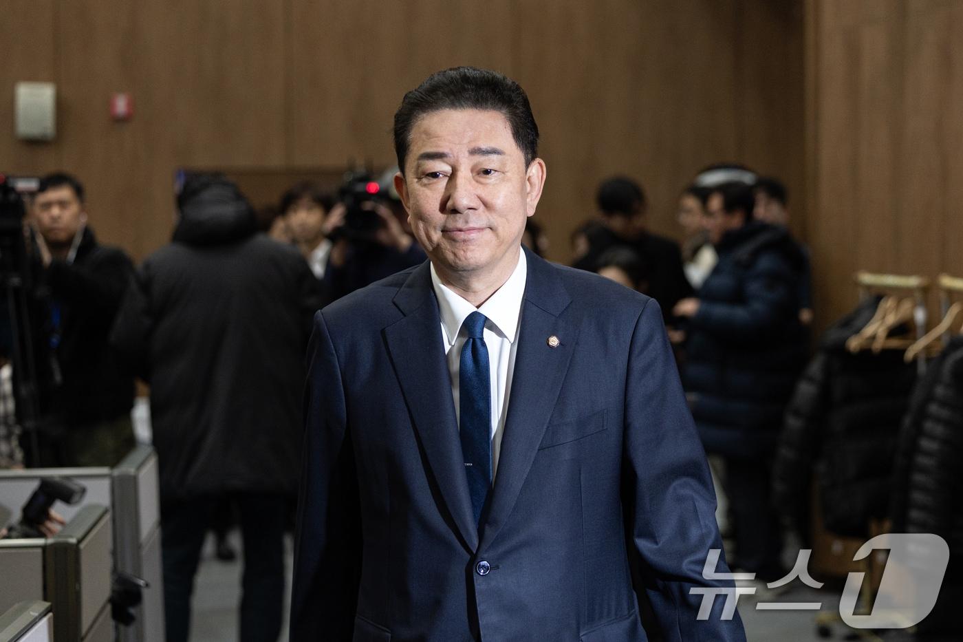 본문 이미지 - 김병기 더불어민주당 의원이 지난 19일 서울 여의도 국회 소통관에서 당 윤리심판원의 제명 결정에 대한 입장을 밝히는 기자회견을 하기 위해 단상으로 향하고 있다. 2026.1.19/뉴스1 ⓒ News1 이승배 기자
