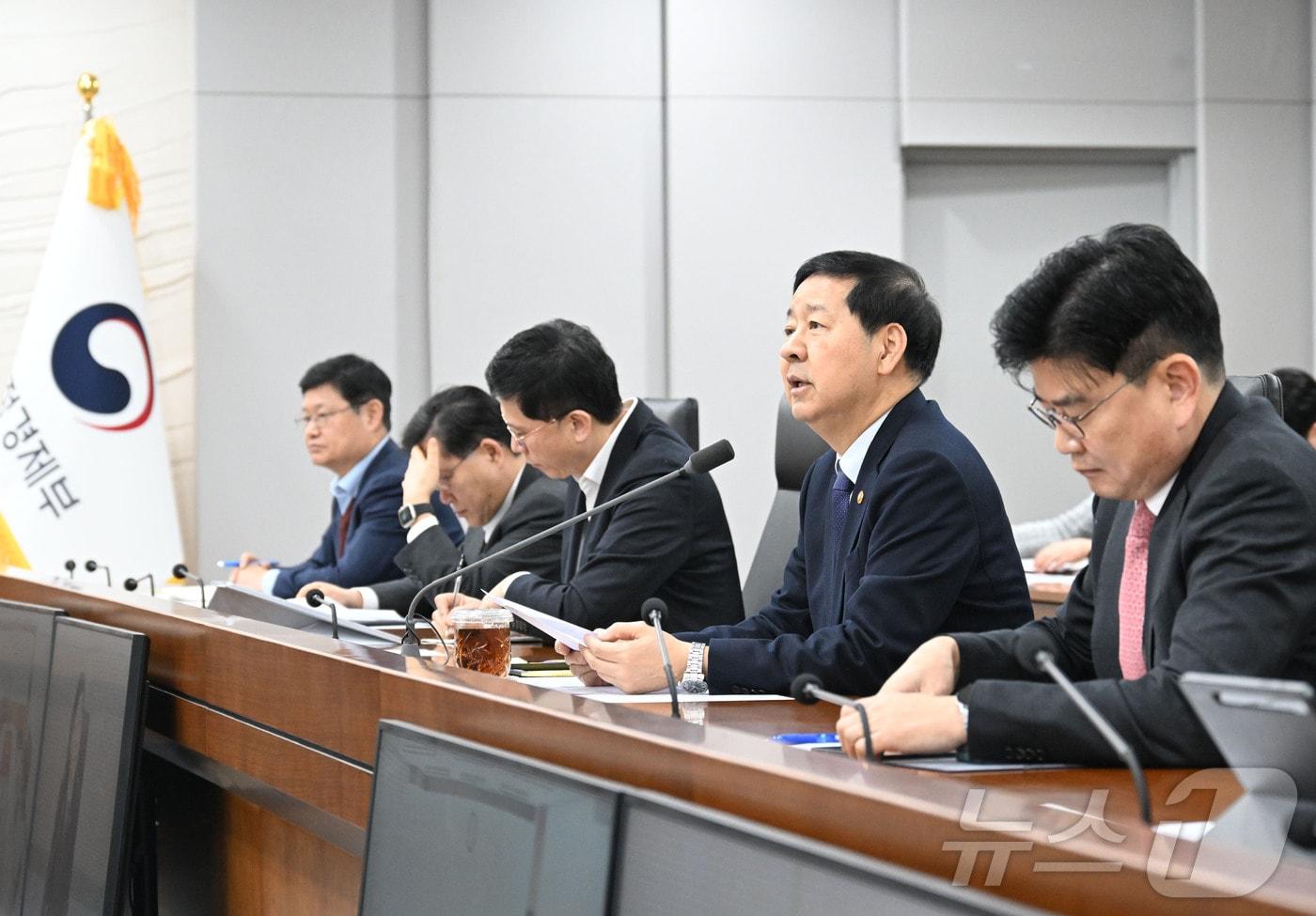 본문 이미지 - 구윤철 부총리 겸 재정경제부 장관이 19일 정부세종청사에서 열린 재정경제부 확대간부회의를 주재하고 있다. (재정경제부 제공. 재판매 및 DB 금지) 2026.1.19/뉴스1