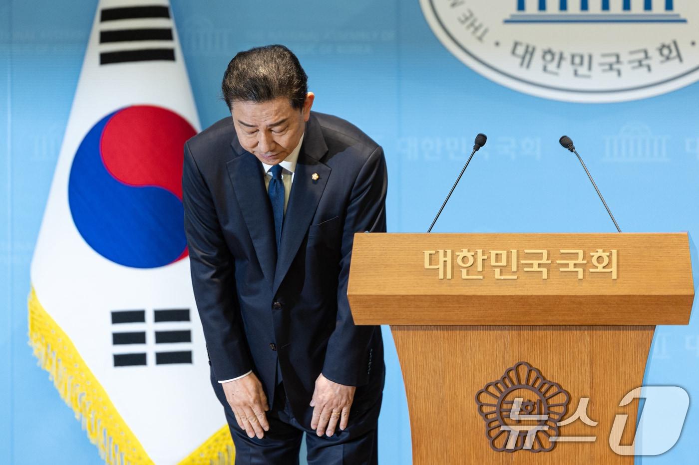 본문 이미지 - 김병기 더불어민주당 의원이 19일 서울 여의도 국회 소통관에서 당 윤리심판원의 제명 결정에 대한 입장을 밝히는 기자회견을 하며 고개 숙여 사과하고 있다. 2026.1.19/뉴스1 ⓒ News1 이승배 기자